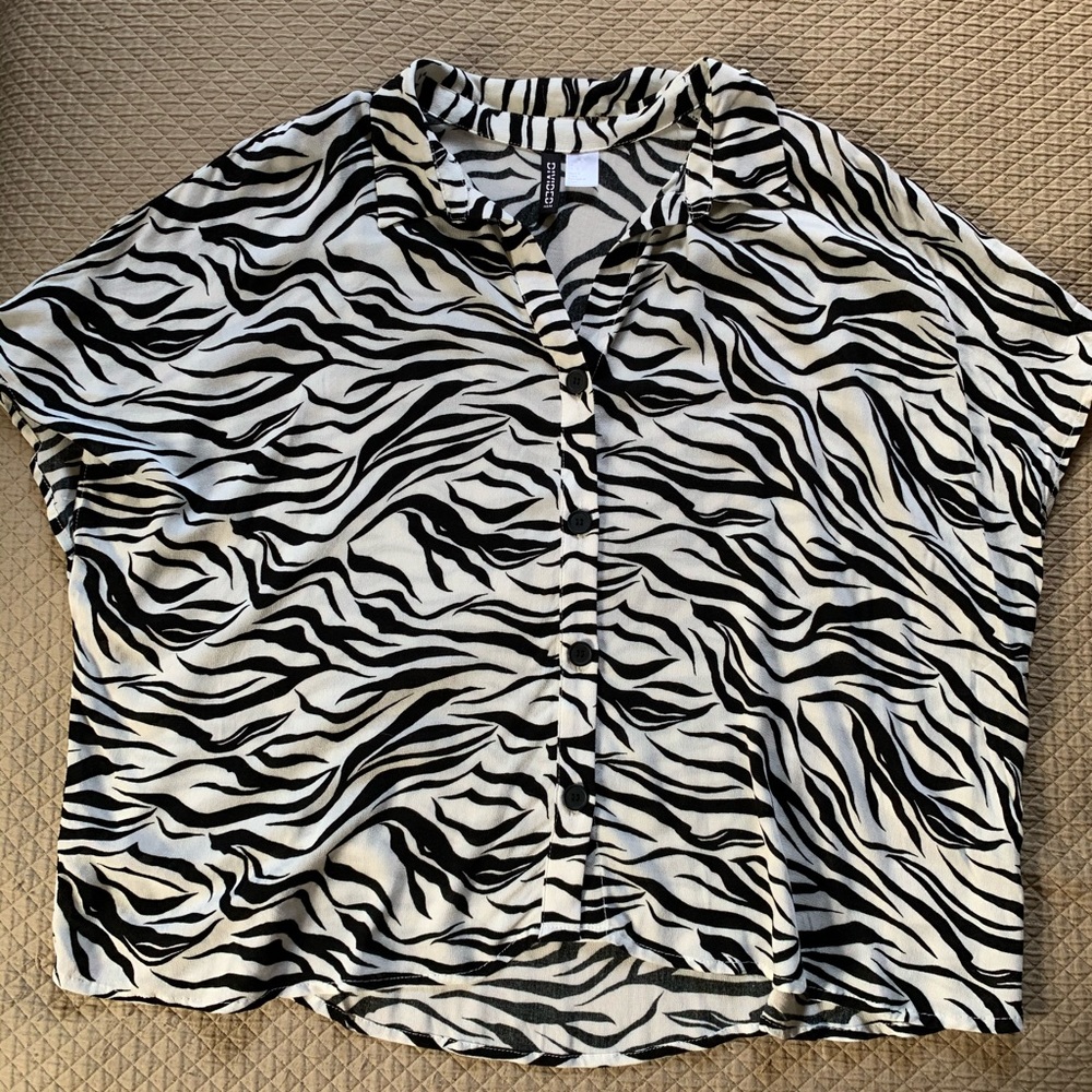 H&M Zebra print button down - Picture 2 of 5